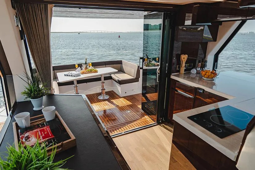 Yacht Photo 17